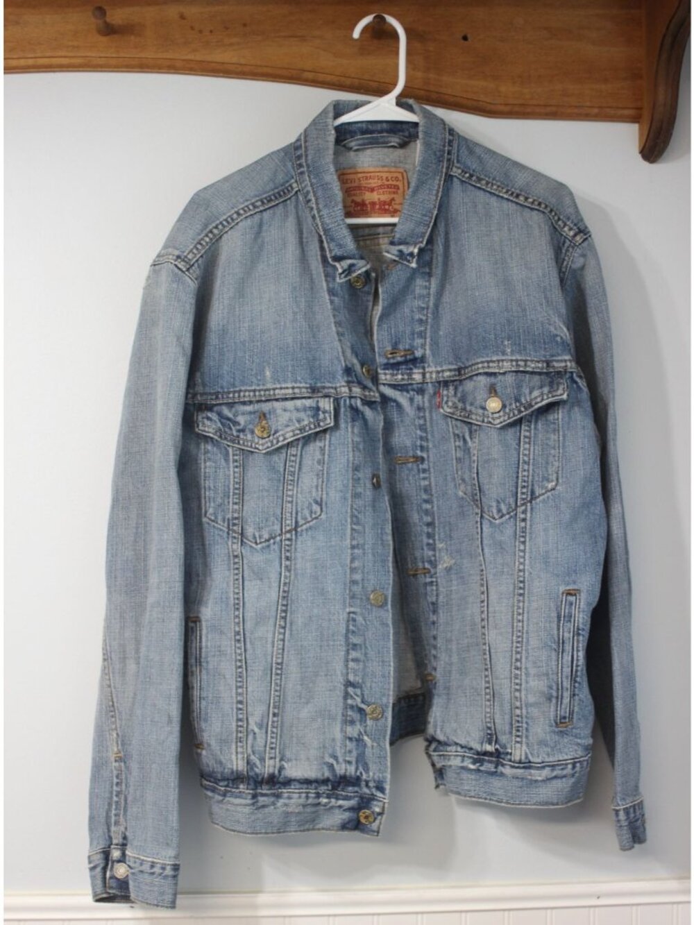Levis Mens Denim Trucker Jacket XL Light Wash Button Front Distressed 70507